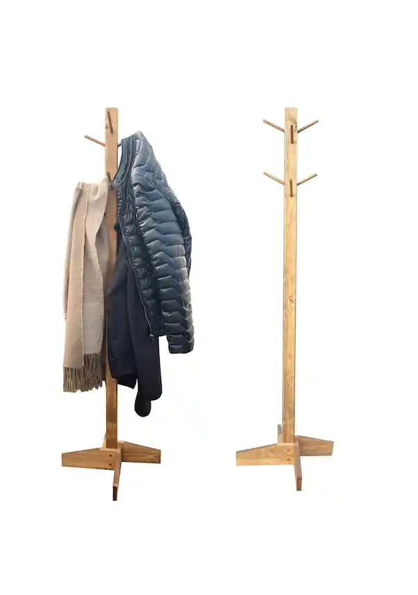 Ahşap ayaklı elbise askısı ile ev dekorasyonunu doğal ve şık hale getirin