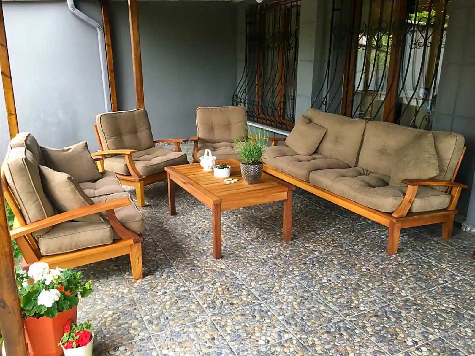 Ahşap Bahçe Koltuk Takımıyla Doğayla Uyumlu ve Estetik Bahçe Dekorasyonu Nasıl Yapılır