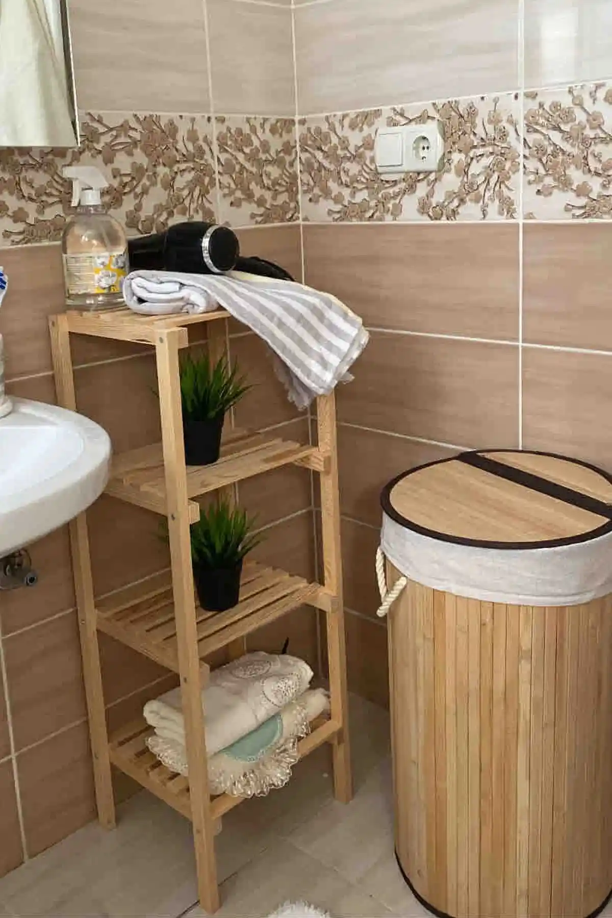 Ahşap Banyo Düzenleyicileri ile Doğal ve Şık Bir Mekan Yaratma Rehberi