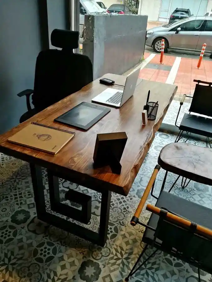 Ahşap Çalışma Masası Dekorasyonunda Doğallık ve Şıklık Yaratıcı Seçenekler