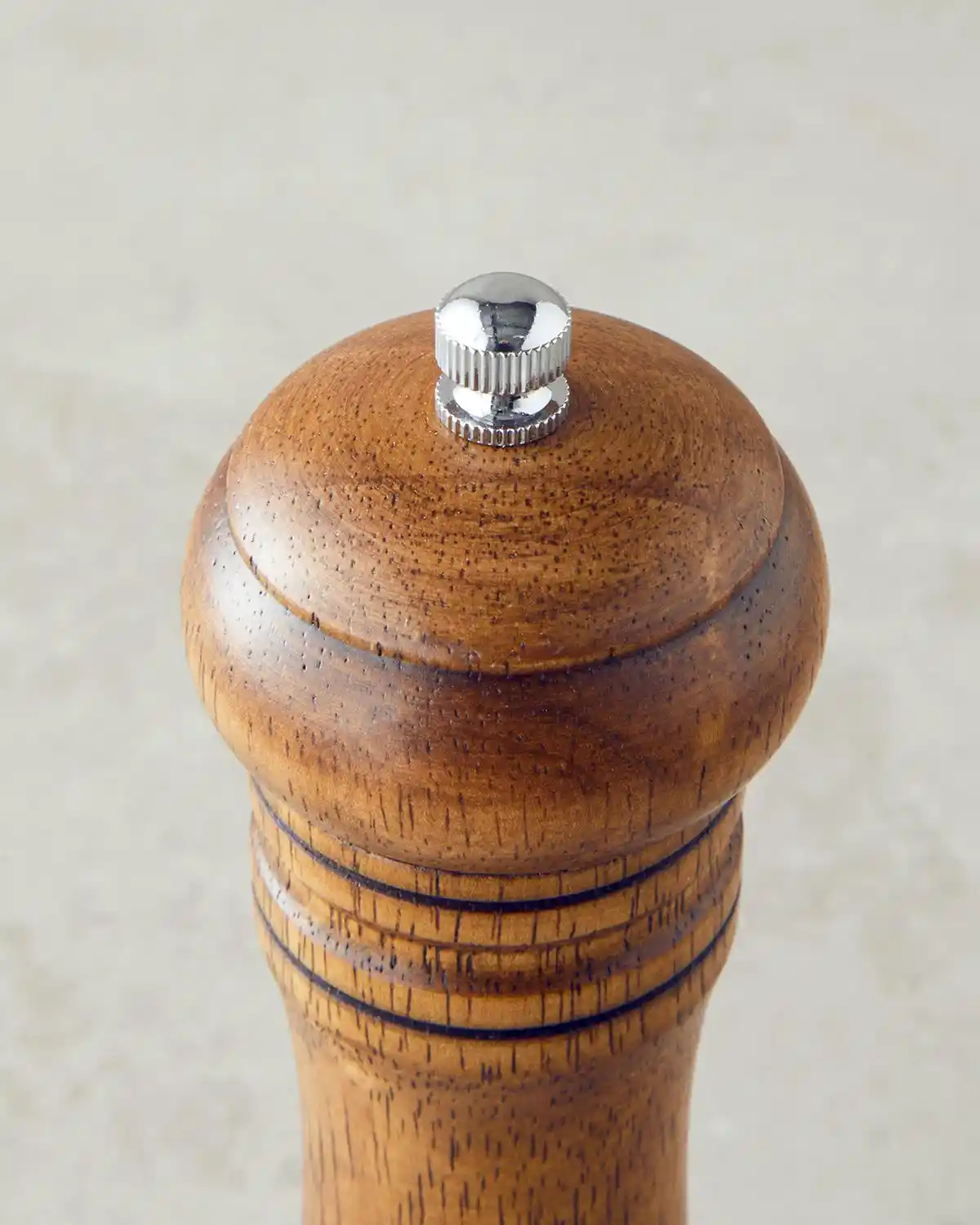 Ahşap Değirmenler: Estetik ve İşlevsellik Sunan Dekoratif Mutfak Aksesuarları