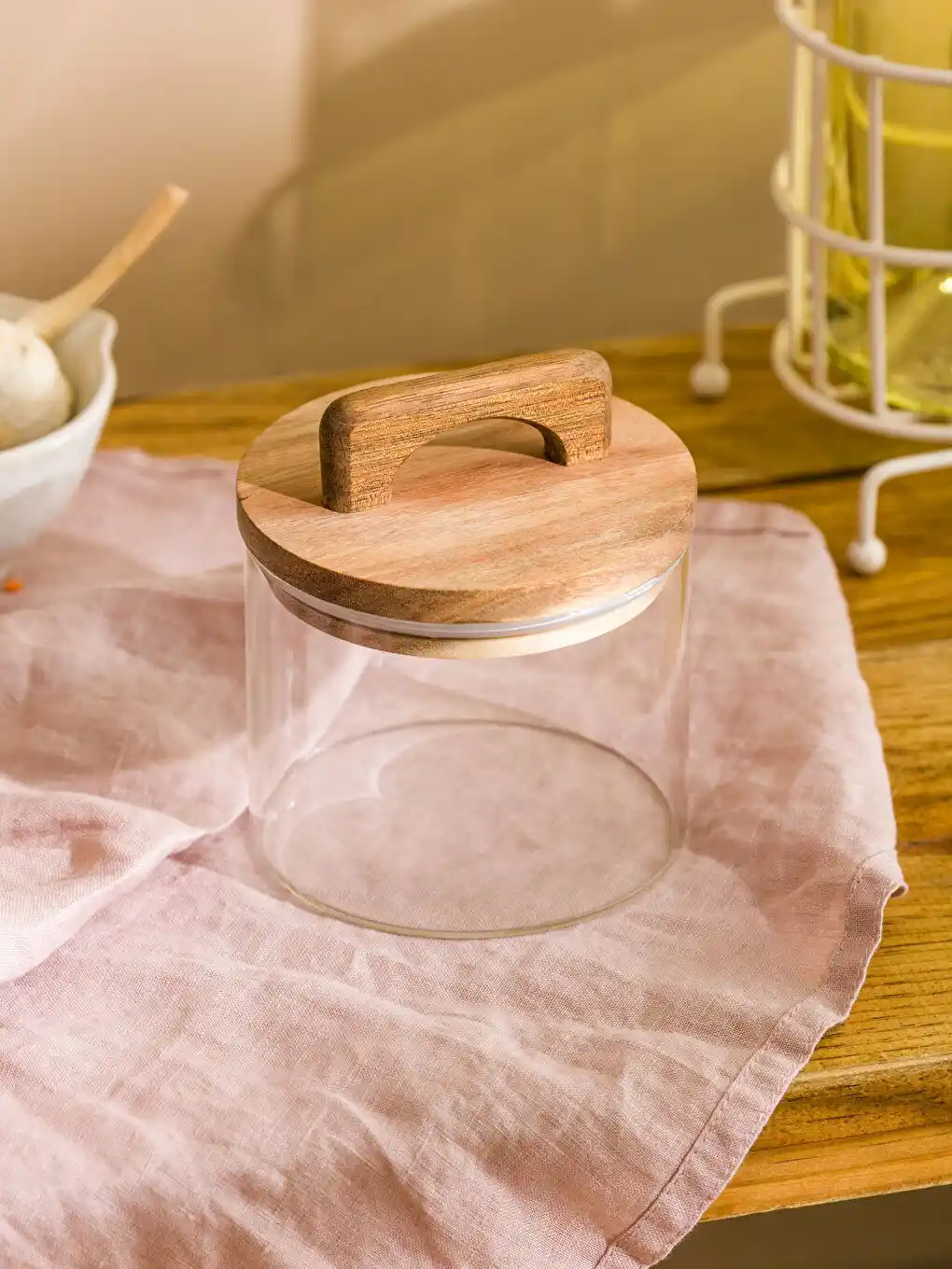 Ahşap Kapaklı Cam Saklama Kabı ile Dekorasyonda Şıklık ve Fonksiyonellik