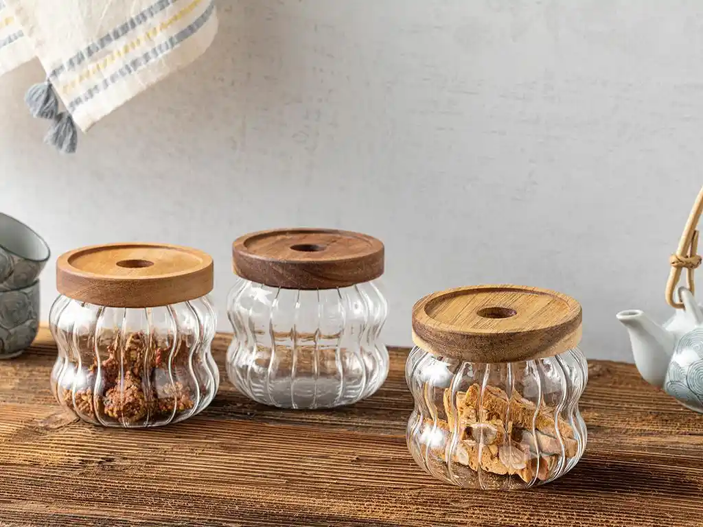 Ahşap Kapaklı Kavanozlar ile Modern ve İşlevsel Mutfak Dekorasyonu Çözümleri