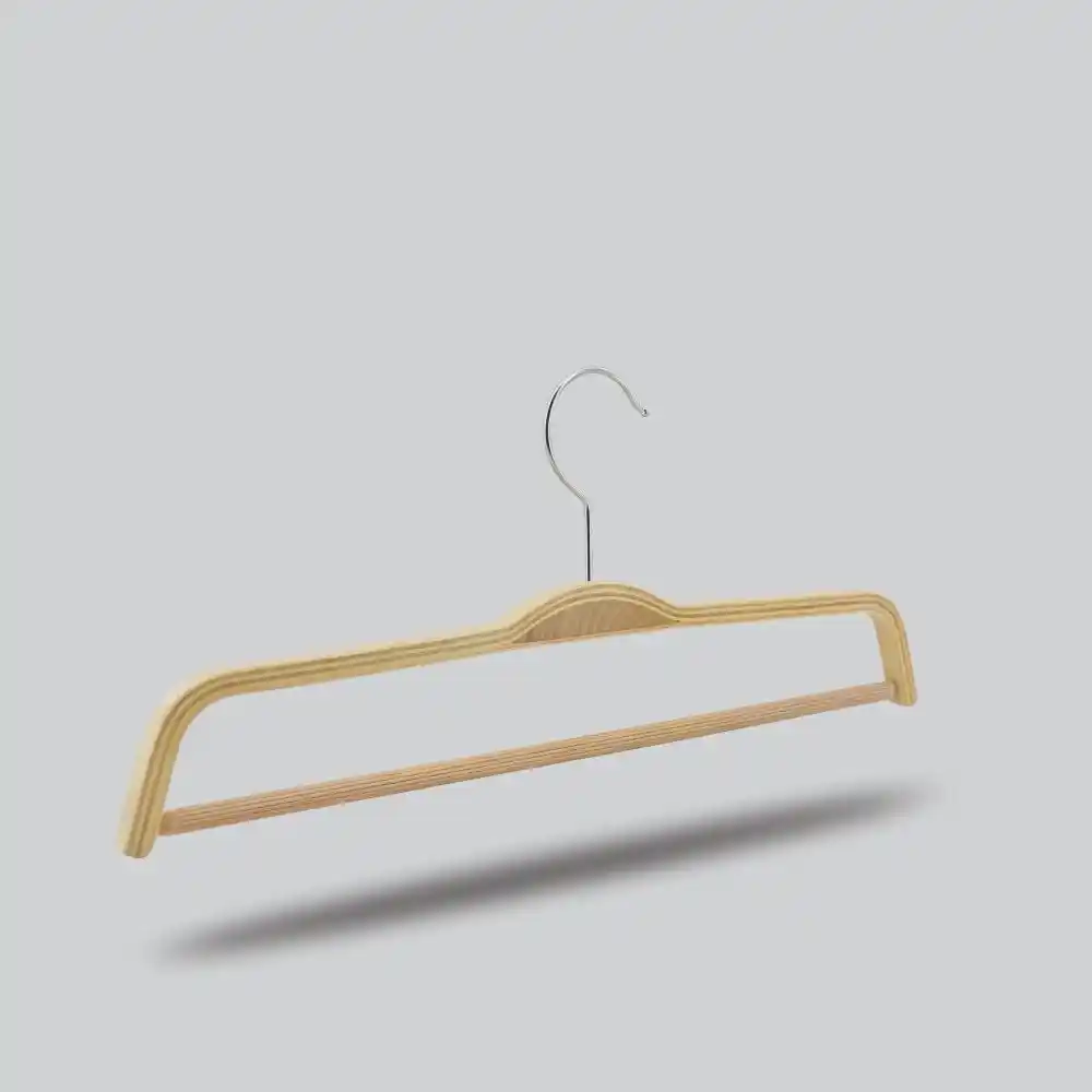 Ahşap Pantolon Askısı ile Dekorasyonda Zarafet ve Fonksiyonellik Sağlayan Çözümler