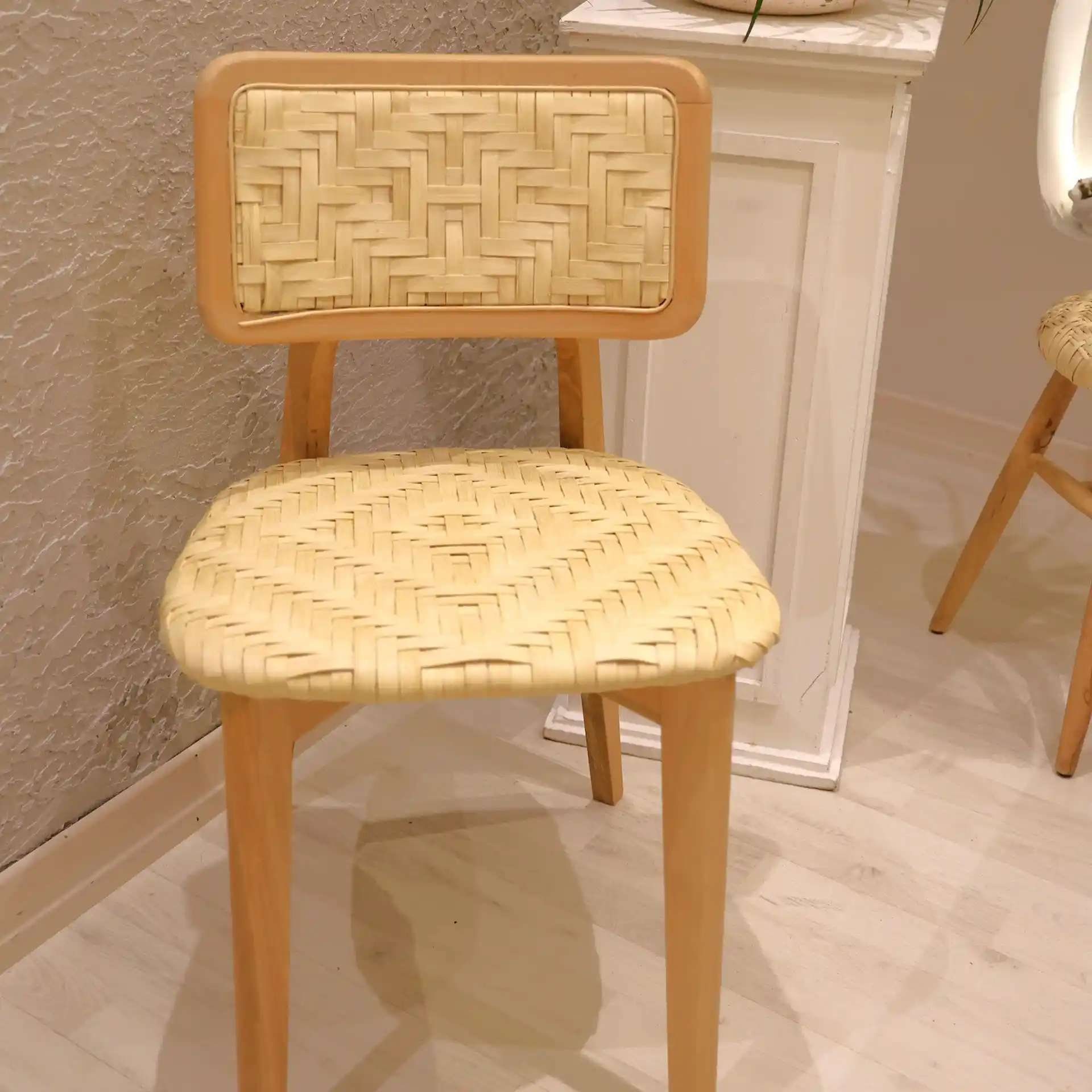 Ahşap Rattan Sandalye Dekorasyonunda Doğal ve Şık Çözümler 2023