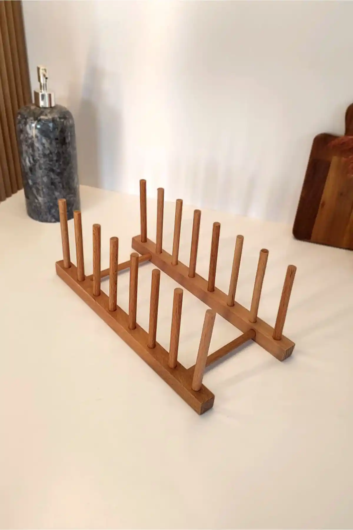 Ahşap Tabak Standları ile Dekorasyonunuza Şıklık ve Fonksiyonellik Katın