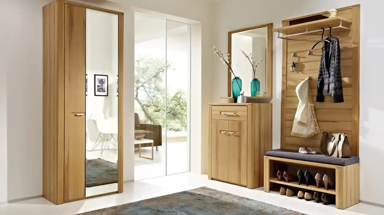 Ahşap Vestiyerler ile Giriş Alanınızı Doğal ve Şık Bir Şekilde Dekore Edin