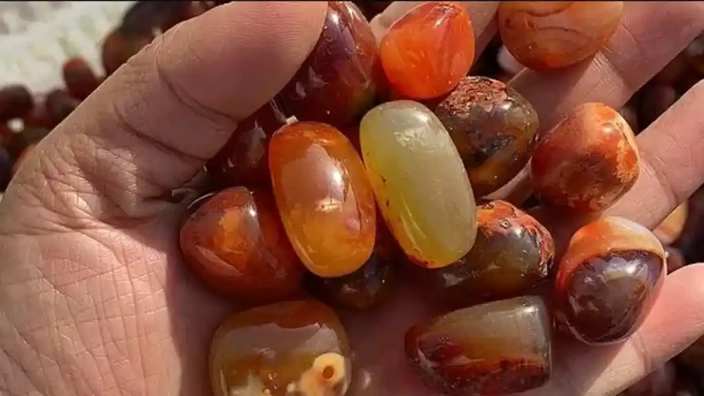 Akik Taşıyla Dekorasyonda Doğal Şıklık ve Pozitif Enerji Yaratma Rehberi