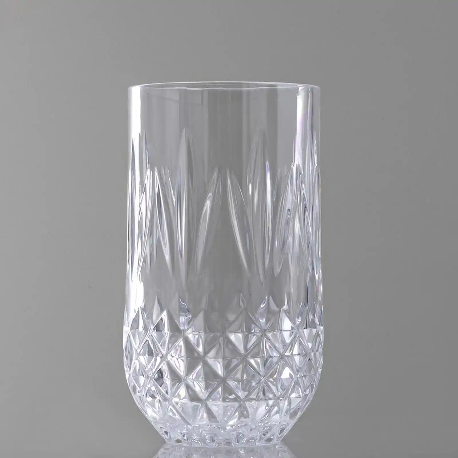 Akrilik Bardaklar Dekorasyonda Şıklık ve Dayanıklılığı Bir Arada Sunar