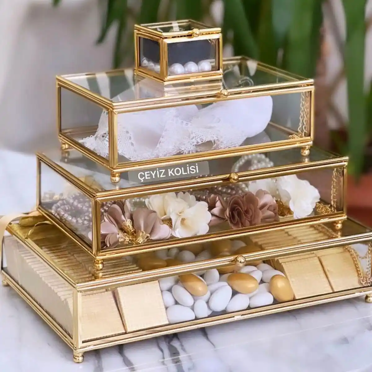Altın Cam Kutu ile Dekorasyonunuza Zarafet Katmanın Yolları ve Uygulama Örnekleri