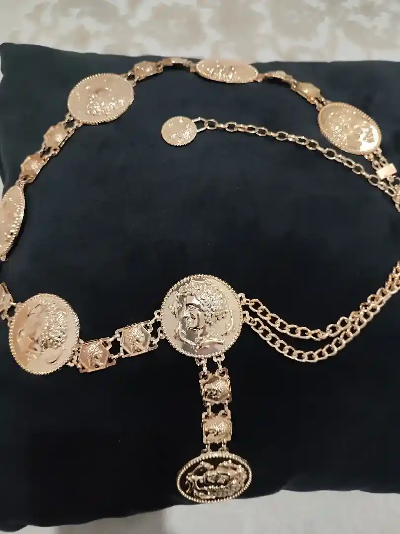 Altın Görünümlü Kemerler ile Dekorasyonda Zarafet ve Şıklık Yaratma Rehberi