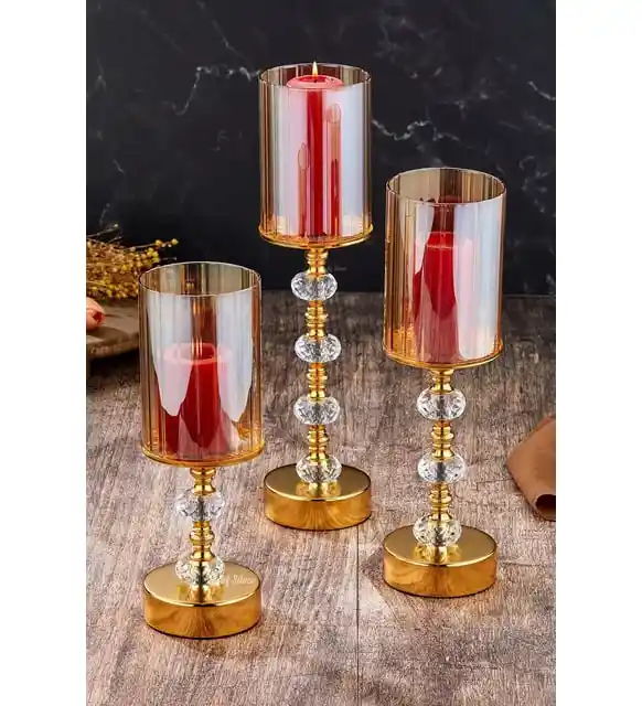 Altın Mumluklar Dekorasyonda Zarafet ve Işıltının Modern Yansıması