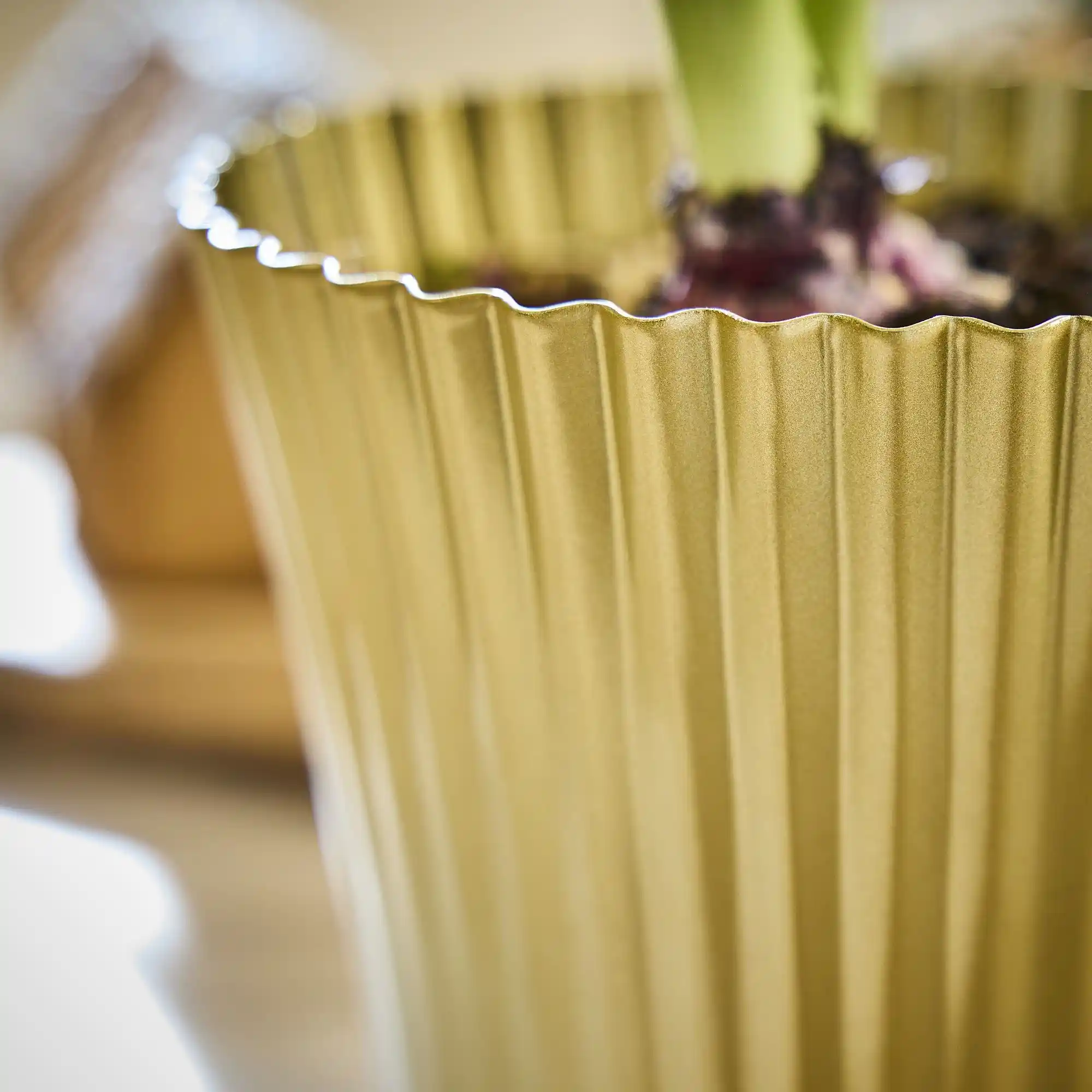 Altın Rengi Saksılar ile Dekorasyonda Zarafet ve Şıklık Yaratmanın Yolları