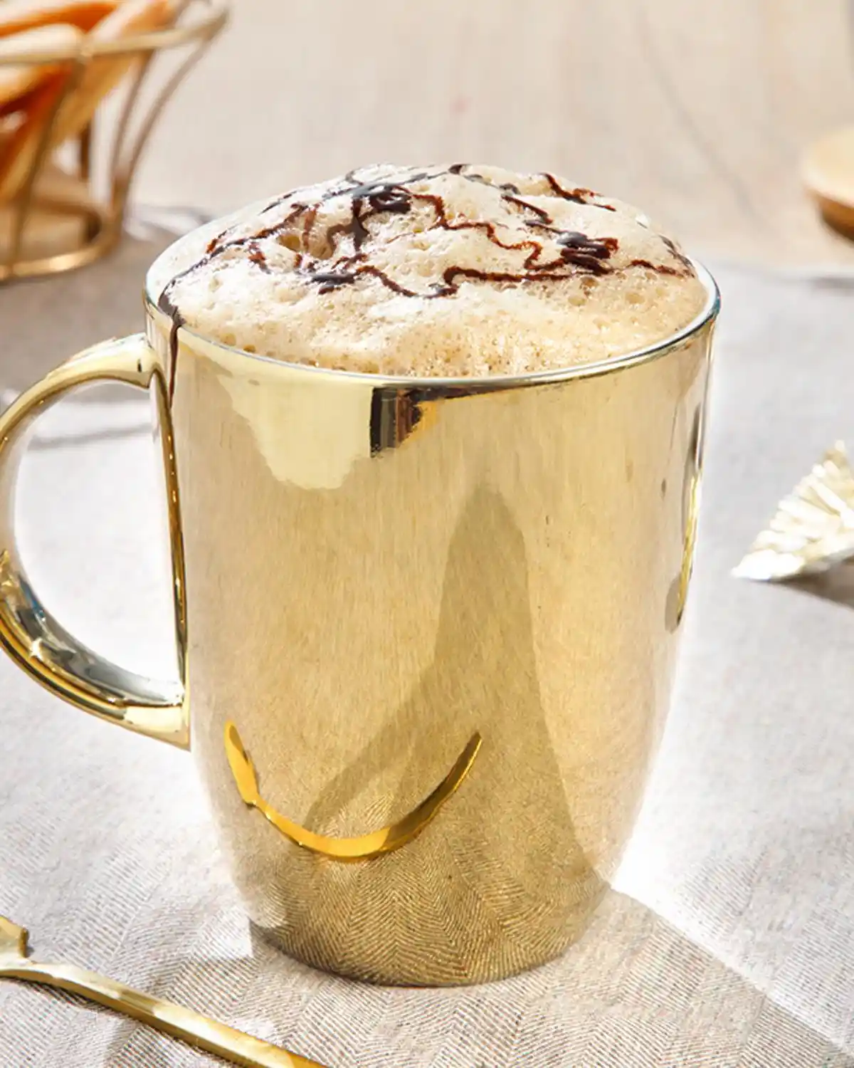 Altın Renkli Kupalar ile Evinize Zarafet Katmanın Modern Dekorasyon İpuçları