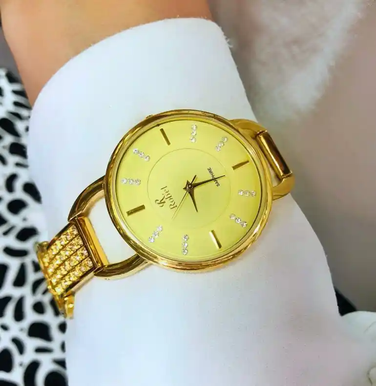 Altın Saatlerle Dekorasyonda Zarafet ve Şıklık Yaratmanın Yolları