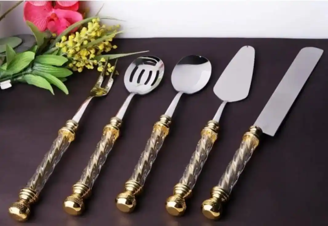 Altın Servis Gereçleri ve Dekorasyonda Şıklık: Zarif ve Fonksiyonel Detaylar