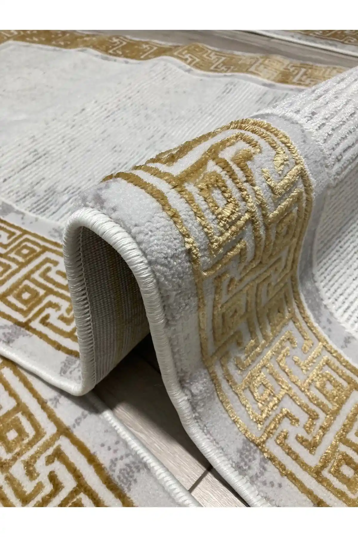 Altın Varaklı Halı Modelleriyla Dekorasyonda Zarafet ve Lüks Yaratma Rehberi