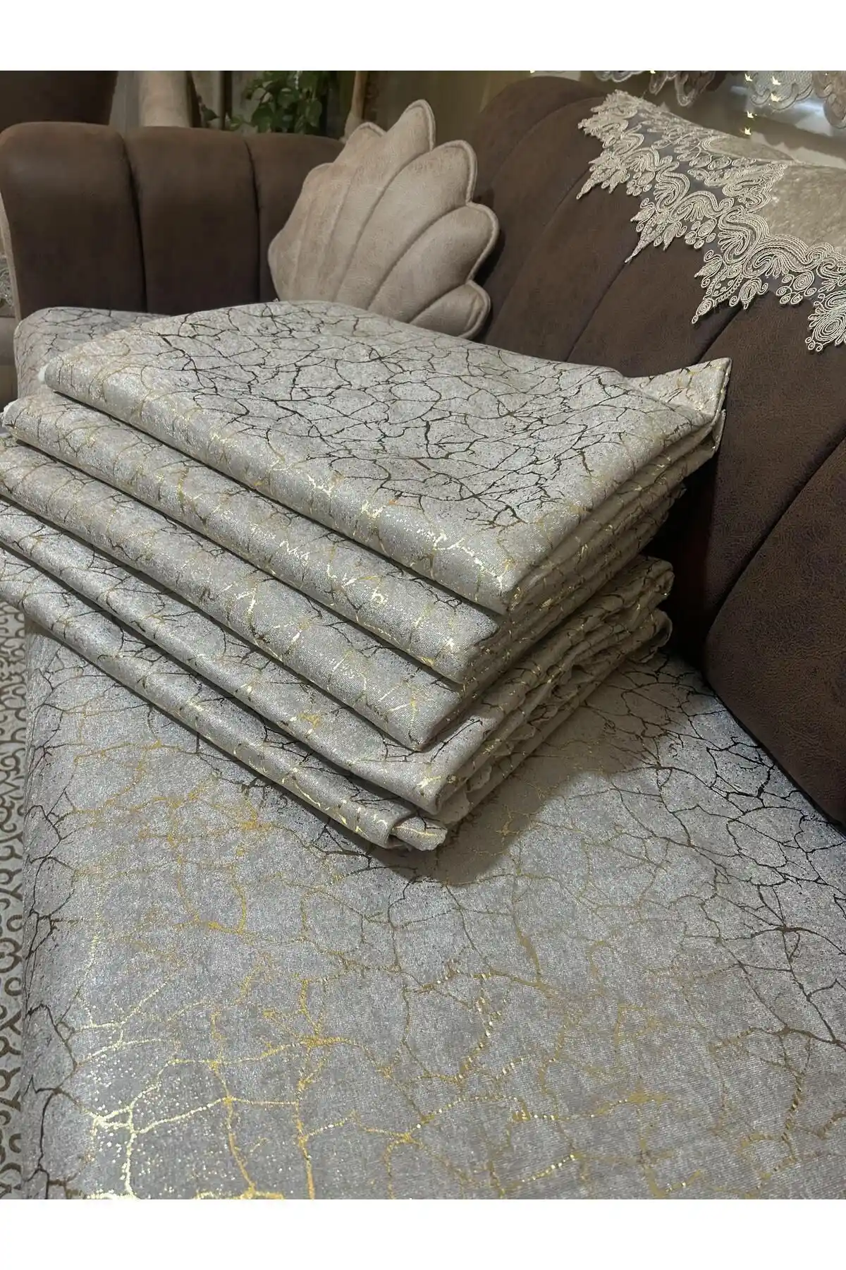 Altın Varaklı Koltuk Örtüsü ile Dekorasyonda Zarafet ve Şıklık Yaratma Rehberi