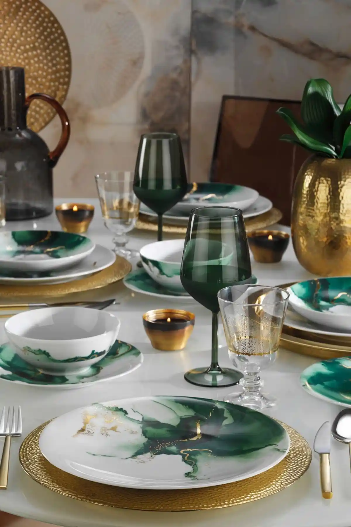 Altın Varaklı Yemek Takımı ile Sofralarınıza Zarafet Katın ve Dekorasyonunuzu Zenginleştirin