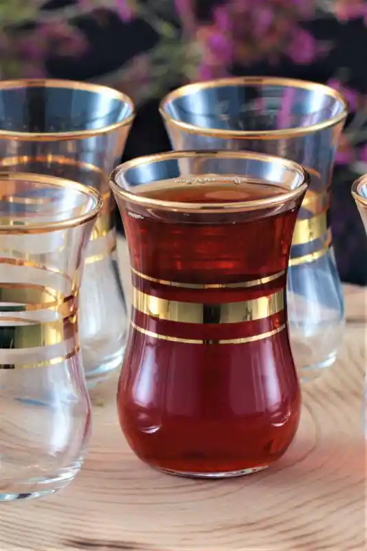 Altın Yalızlı Bardaklar ile Dekorasyonda Zarafetin En Güzel Yansıması