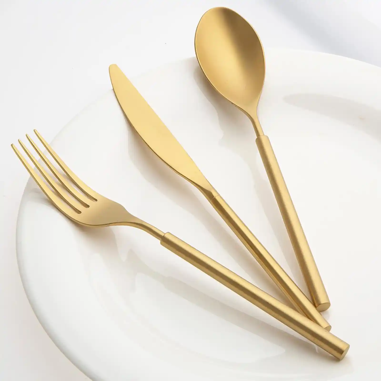 Altın Yalızlı Çatal Bıçak Takımlarıyla Sofralarınıza Zarafet Katın
