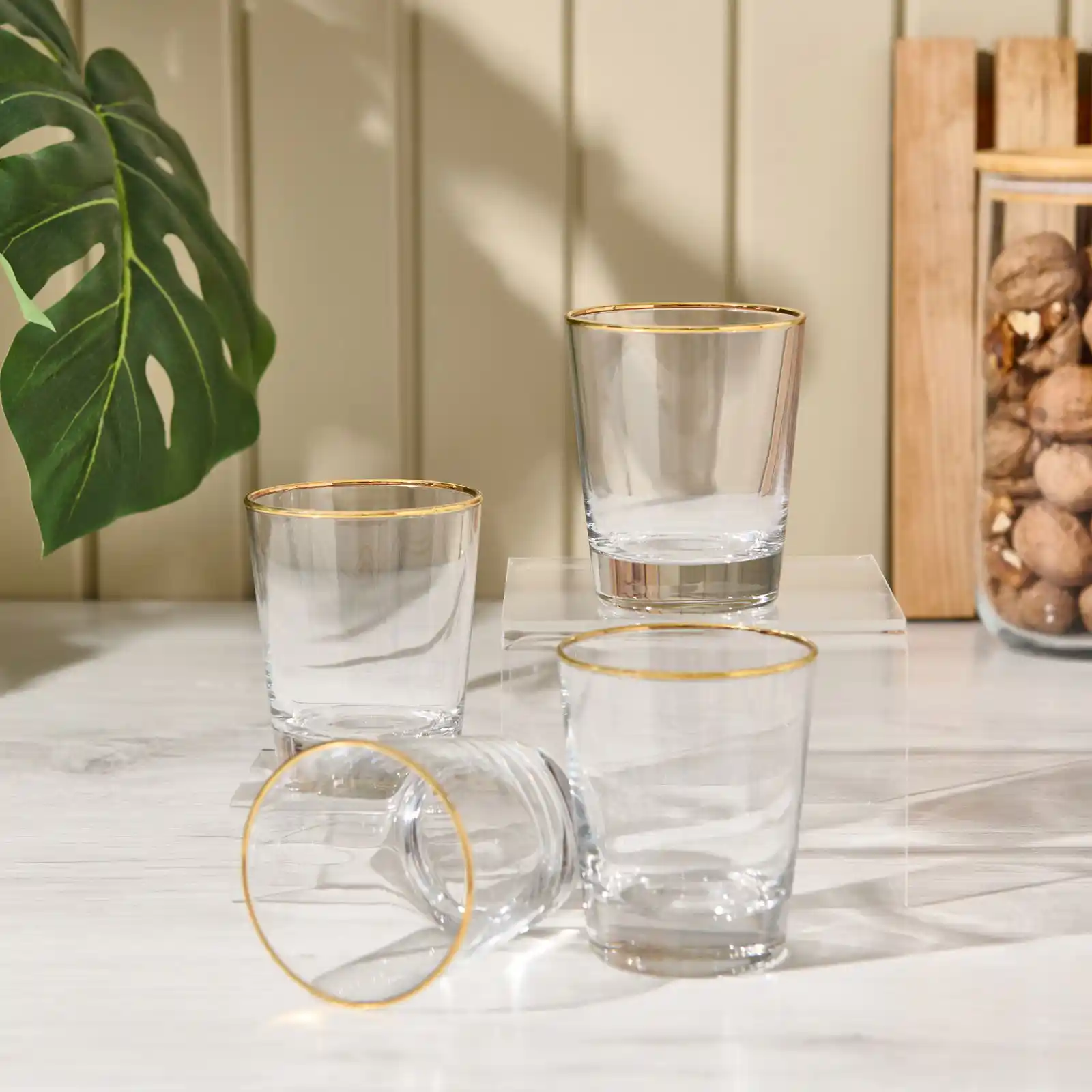 Altın Yalızlı Su Bardağı Dekorasyonuyla Şıklık ve Zarafeti Yakalayın