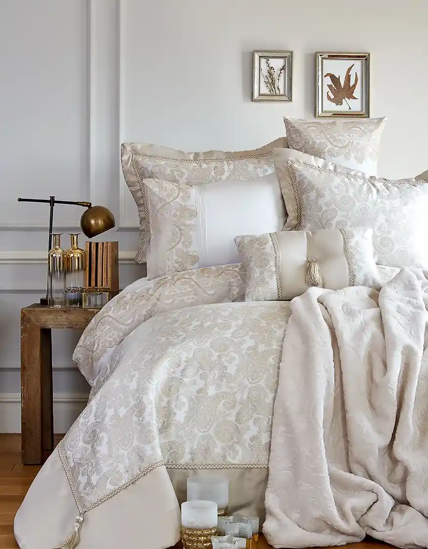 Altın Yatak Örtüsü ile Dekorasyonda Zarafet ve Lüksü Bir Arada Yakalayın