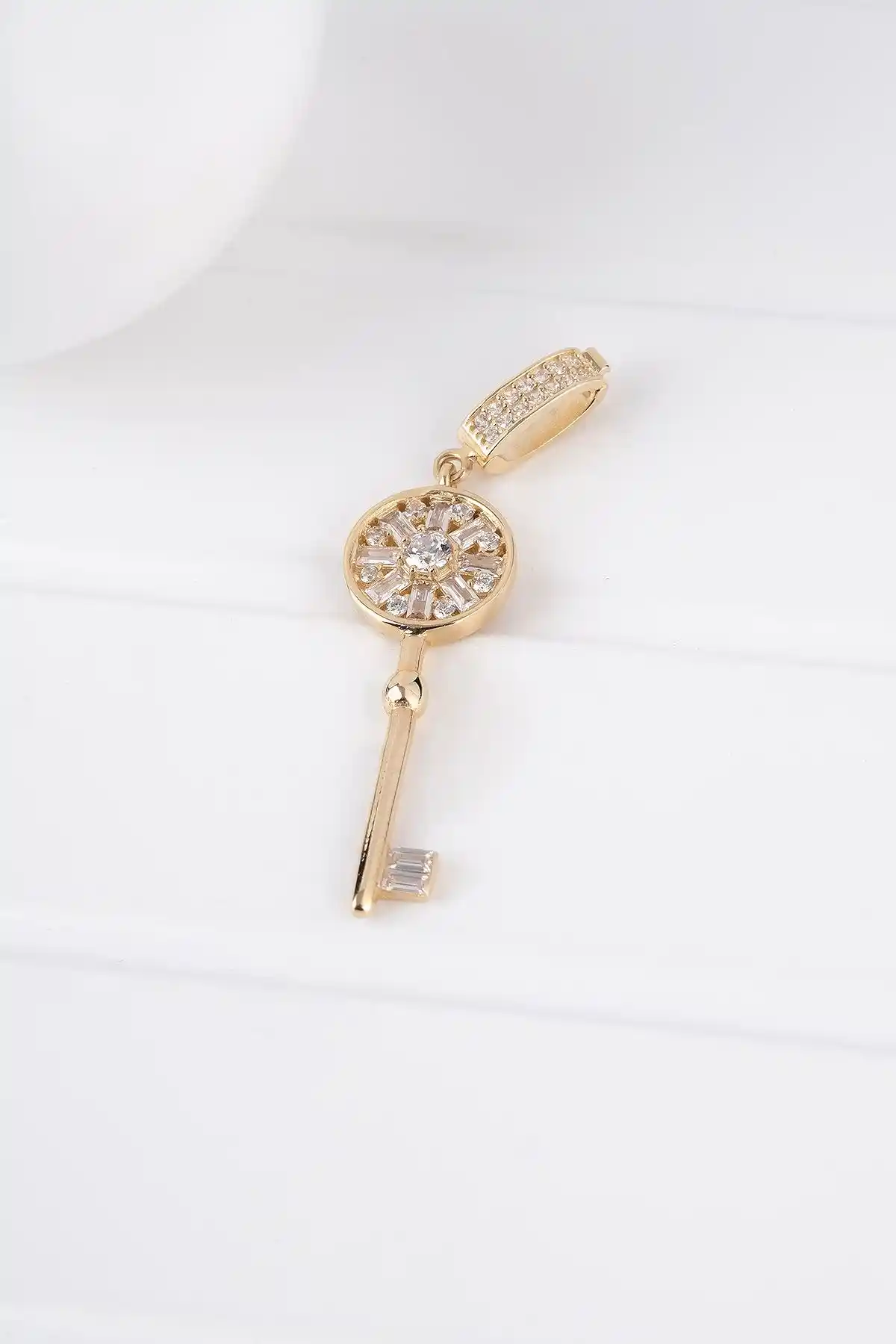 Anahtar Kolye Ucu ile Dekorasyonda Zarafeti Yansıtma ve Kişisel Dokunuşlar