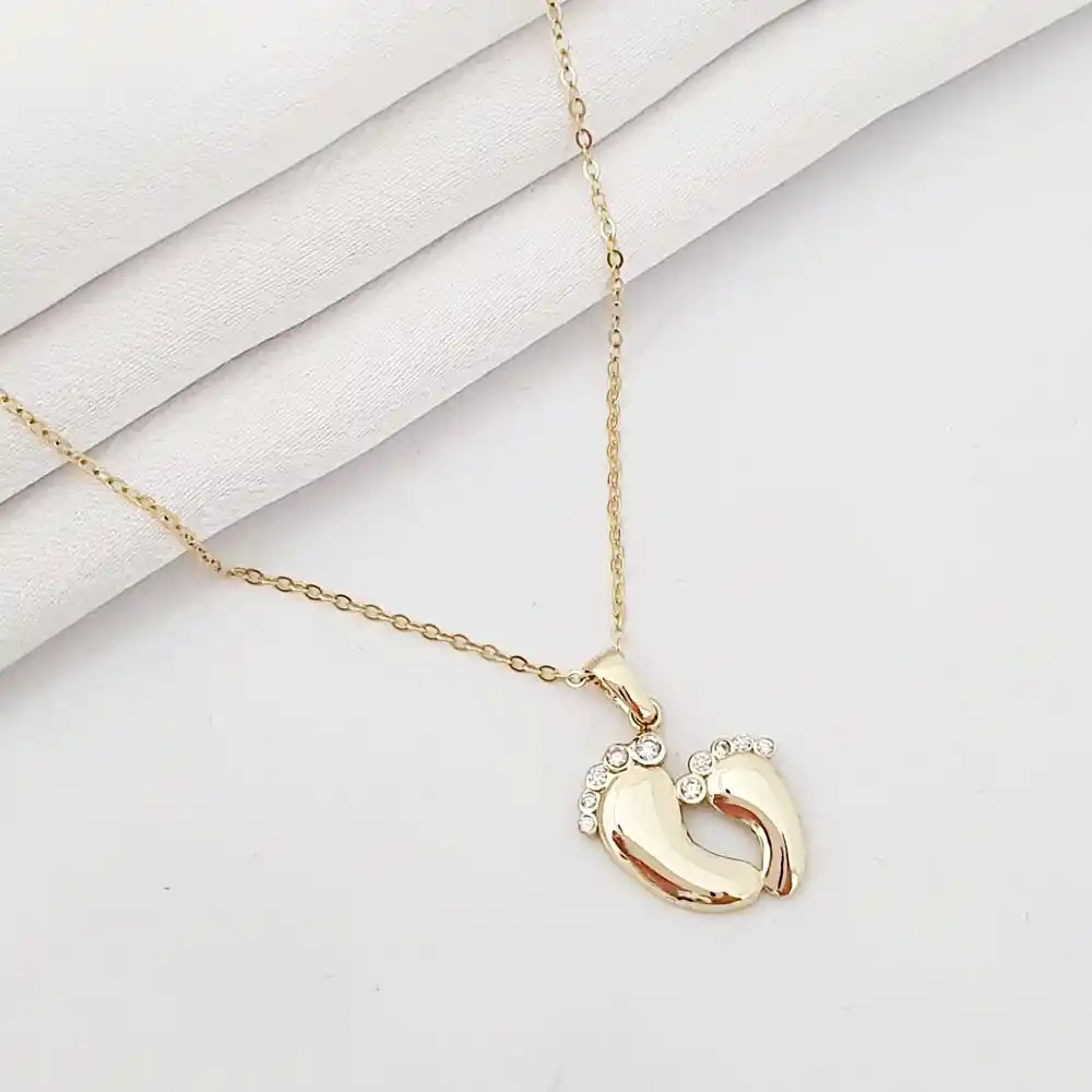 Anne Bebek Ayak İzi Kolyesi: Duygusal ve Kişiye Özel Takı Seçenekleri