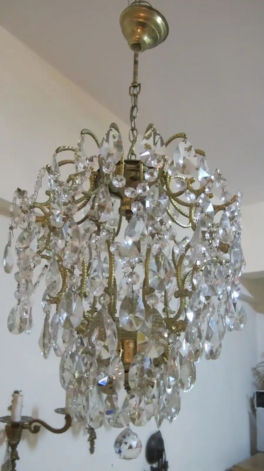 Antika Avize Modelleriyle Evinize Zamansız Şıklık Katmanın Yolları ve Dekorasyon İpuçları