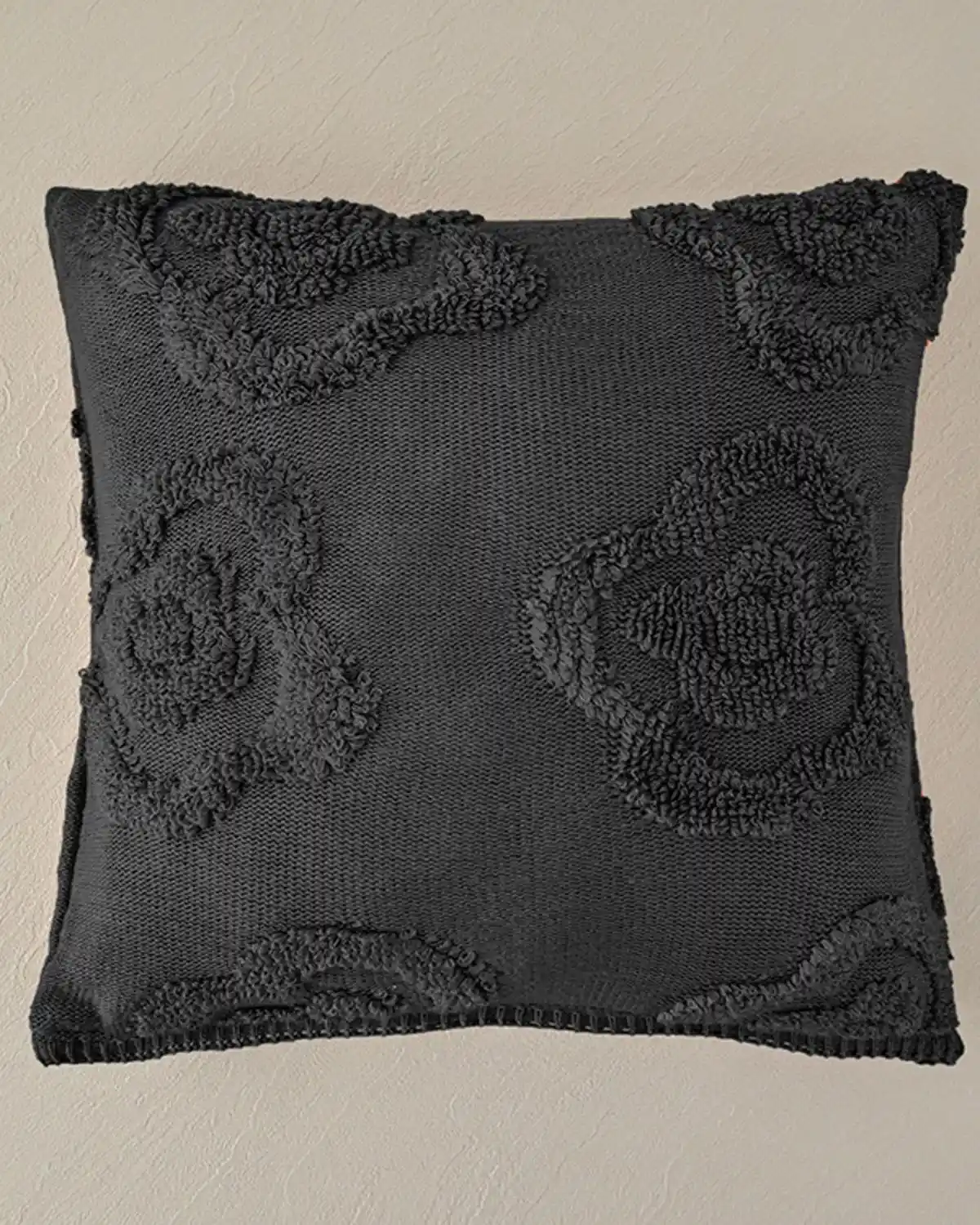 Antrasit Kırlent Kılıfı ile Modern ve Şık Dekorasyon Çözümleri