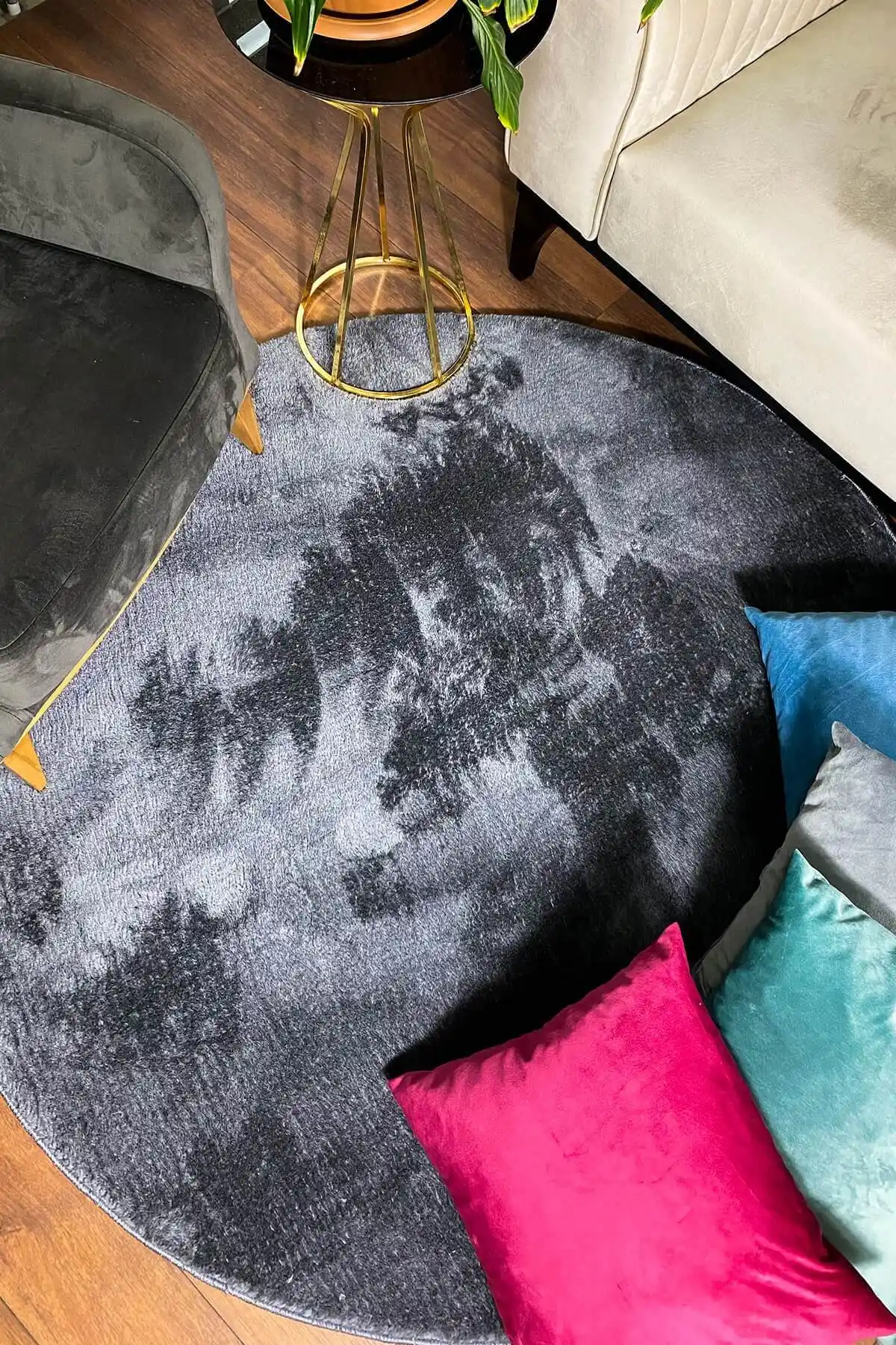 Antrasit Peluş Halı ile Modern ve Şık Dekorasyonunuzu Tamamlayın