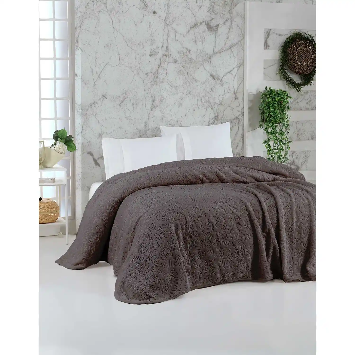 Antrasit Renkli Battaniye ile Modern Dekorasyon ve Konforun Buluşması