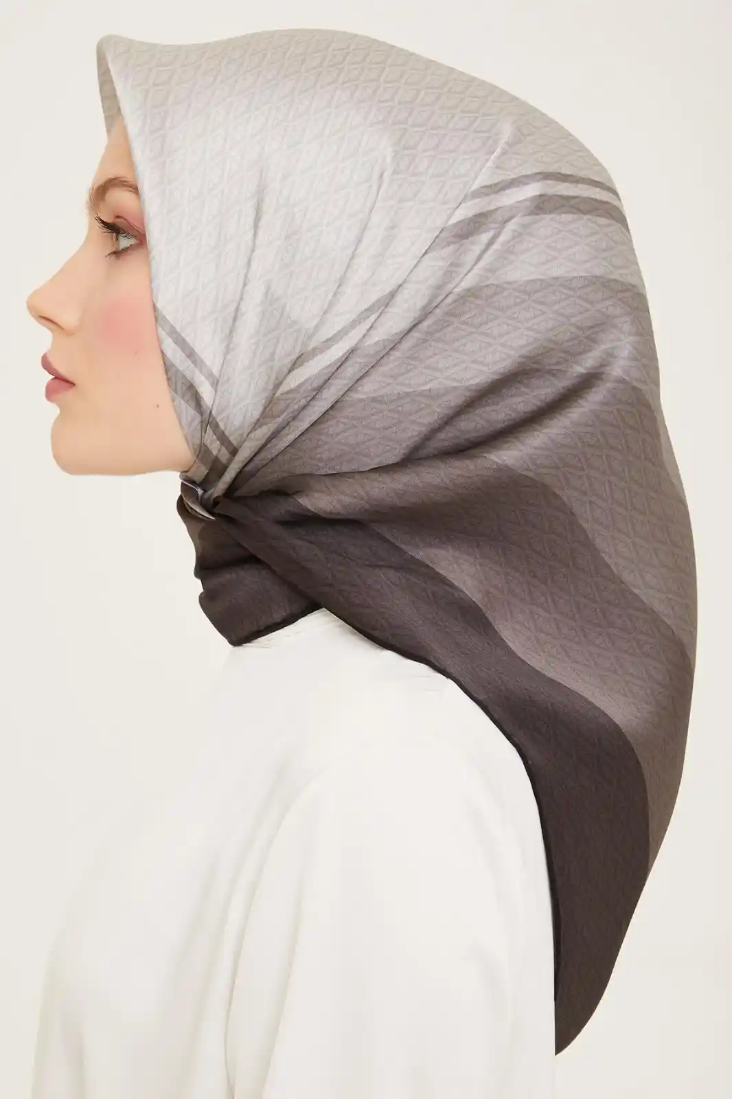 Armine Renk Geçişli Eşarp ile Moda ve Dekorasyonda Zarif Renk Geçişleri