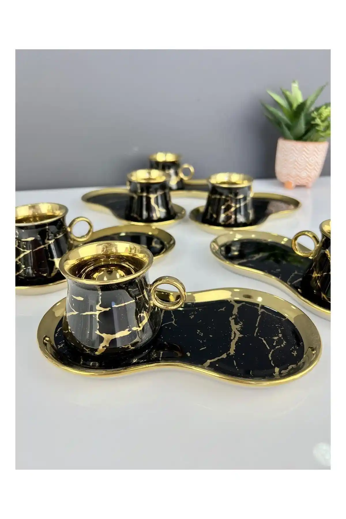 Arow Sunum Tabaklı Fincan Takımı ile Evinizde Şıklık ve Fonksiyonellik Bir Arada