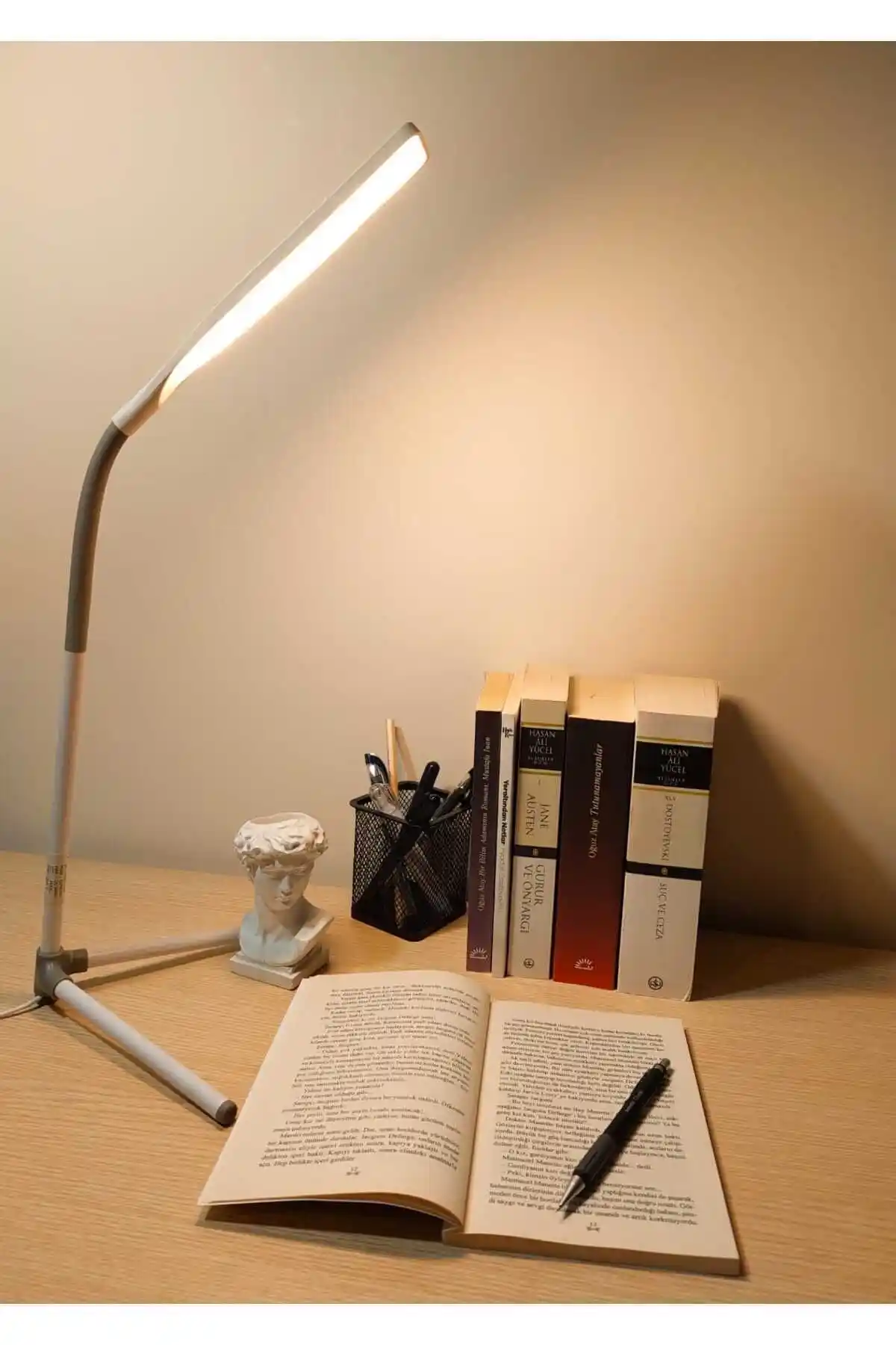 Aukes Masa Lambası ile Dekorasyonunuzu Şık ve Fonksiyonel Hale Getirin