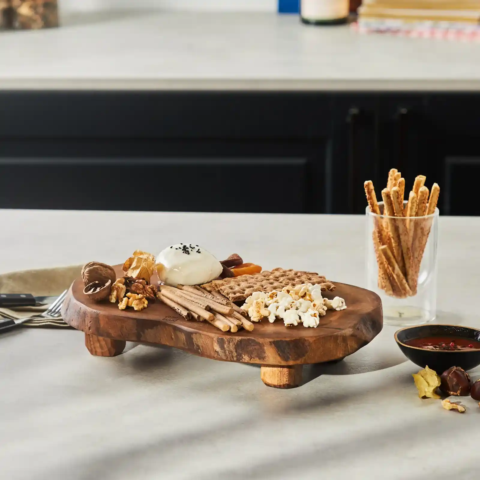 Ayaklı Ahşap Sunum Tahtası ile Dekorasyonda Şıklık ve Fonksiyonellik Sağlayan Çözüm