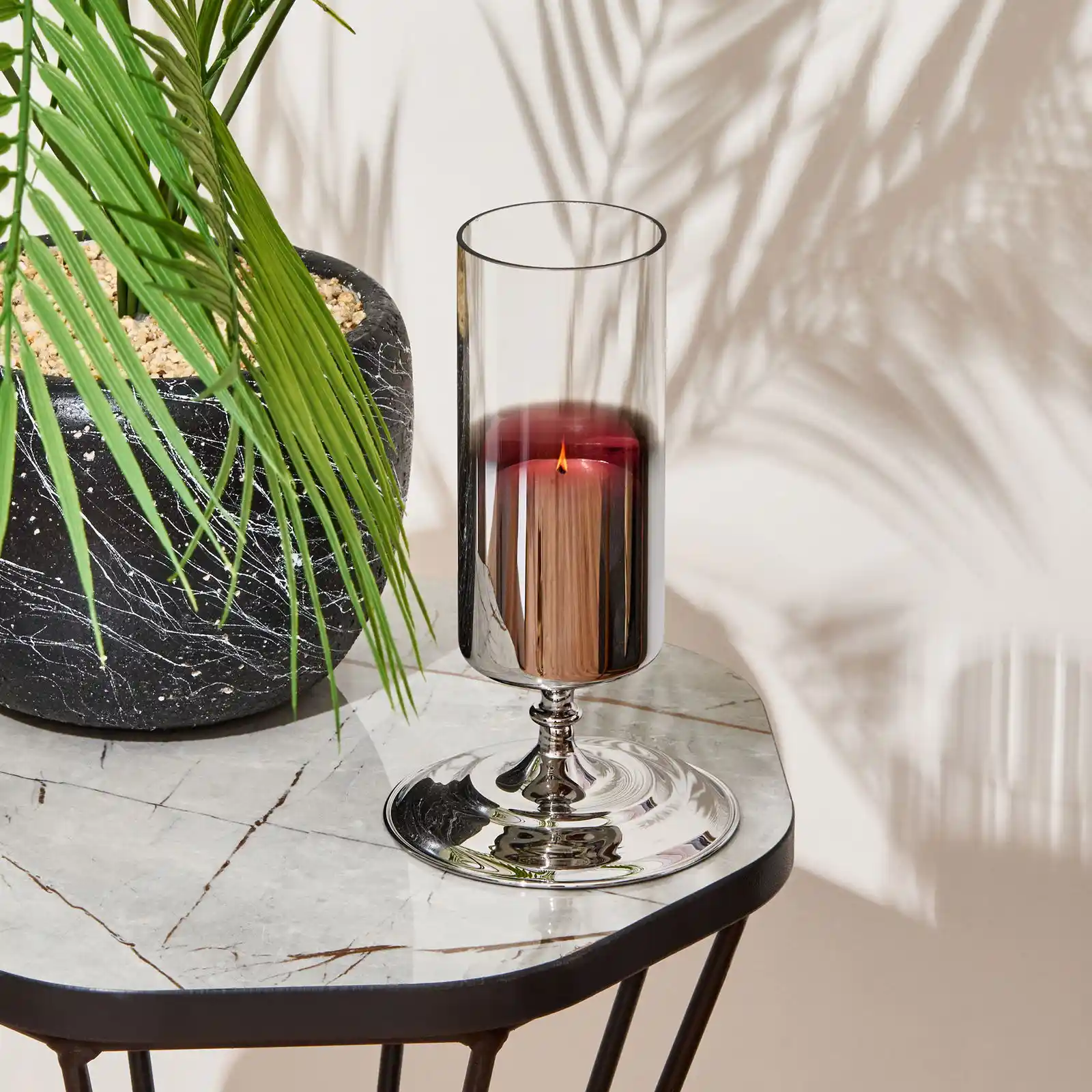 Ayaklı Cam Mumluklar ile Dekorasyonda Zarafet ve İşlevselliğin Buluşması