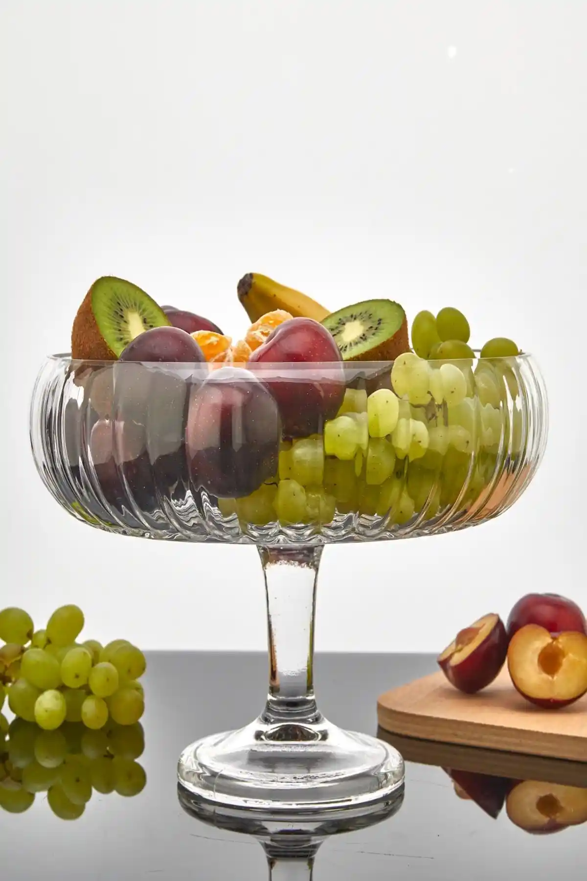 Ayaklı Cam Salata Kasesi ile Dekorasyonunuza Modern ve Şık Dokunuşlar