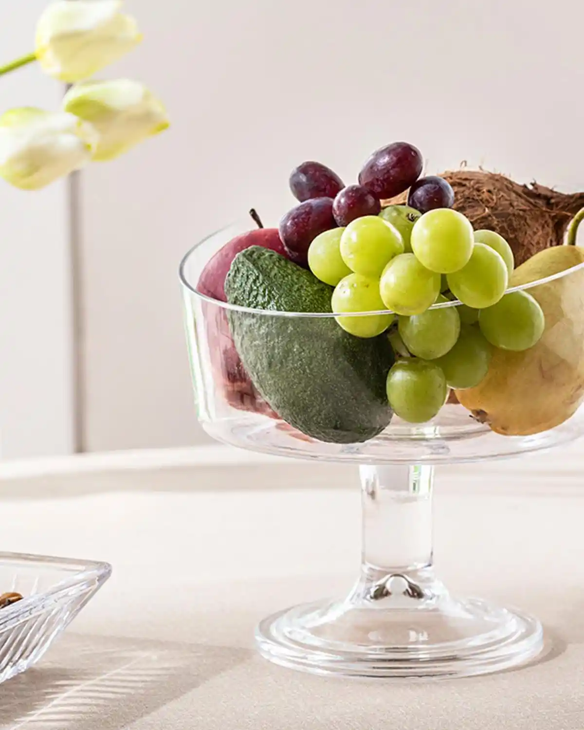 Ayaklı Cam Sunumluklar: Estetik ve Çok Fonksiyonlu Dekorasyon Ürünleri