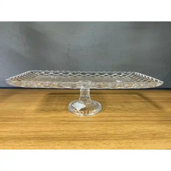 Ayaklı Cam Sunumluklar: Modern Dekorasyonda Şıklık ve İşlevsellik Bir Arada