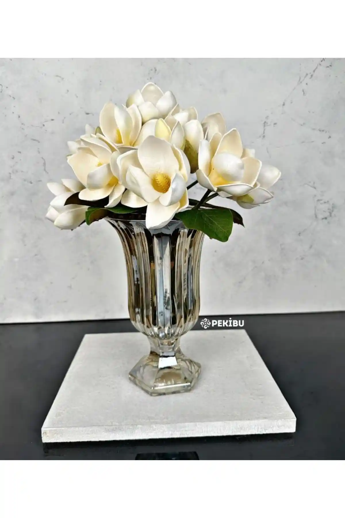 Ayaklı Cam Vazo Dekorasyonda Zarafet ve Çok Yönlülük Sağlayan Şık Parçalar