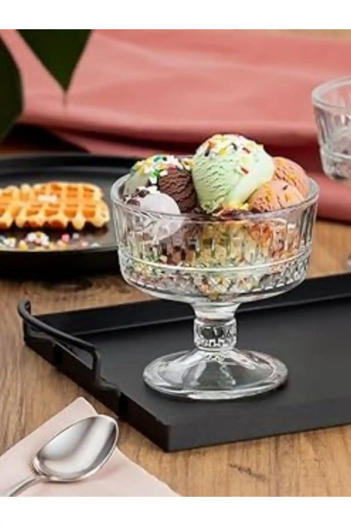 Ayaklı Dondurma Kasesi ile Dekorasyonda Modern ve Şık Dokunuşlar