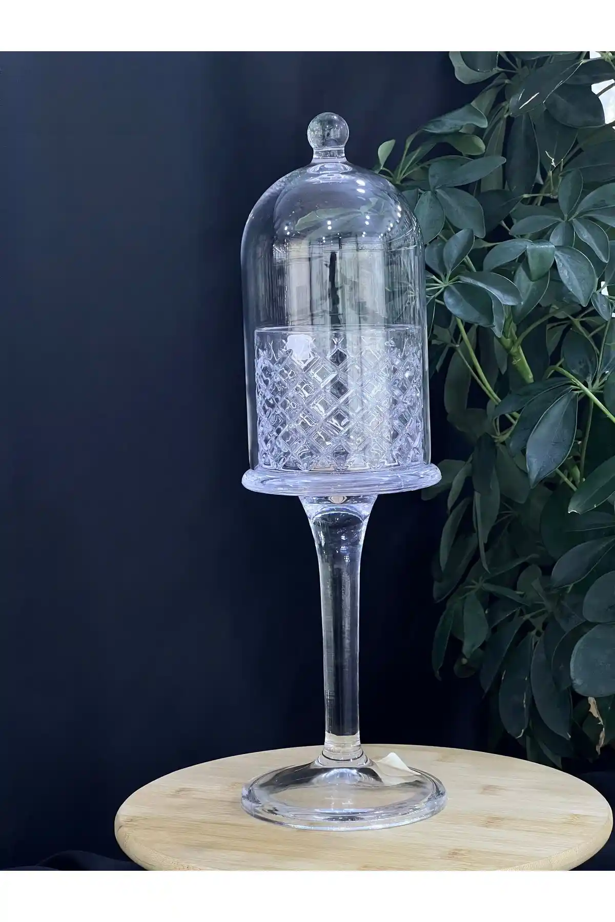 Ayaklı Fanus Sunumluklar ile Dekorasyonda Zarafet ve Fonksiyonellik Çözümleri