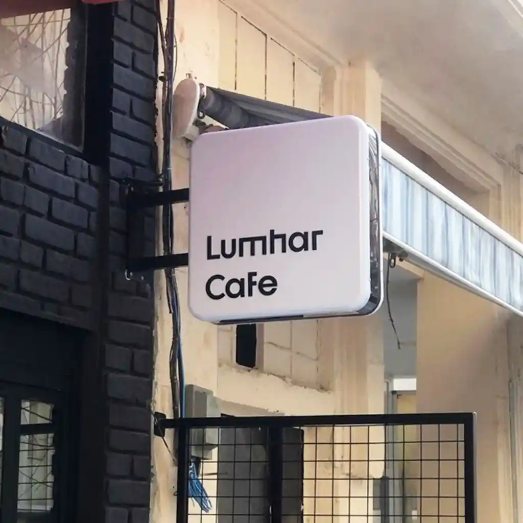 Ayaklı Fenerler: Dekorasyonda Şıklık ve Fonksiyonellik İçin En İyi Seçenekler