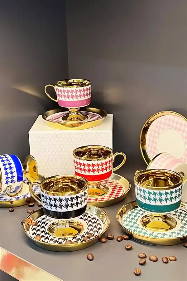 Ayaklı Fincanlar Dekorasyonda Şıklık ve İşlevselliğin Birleştiği Seçenekler