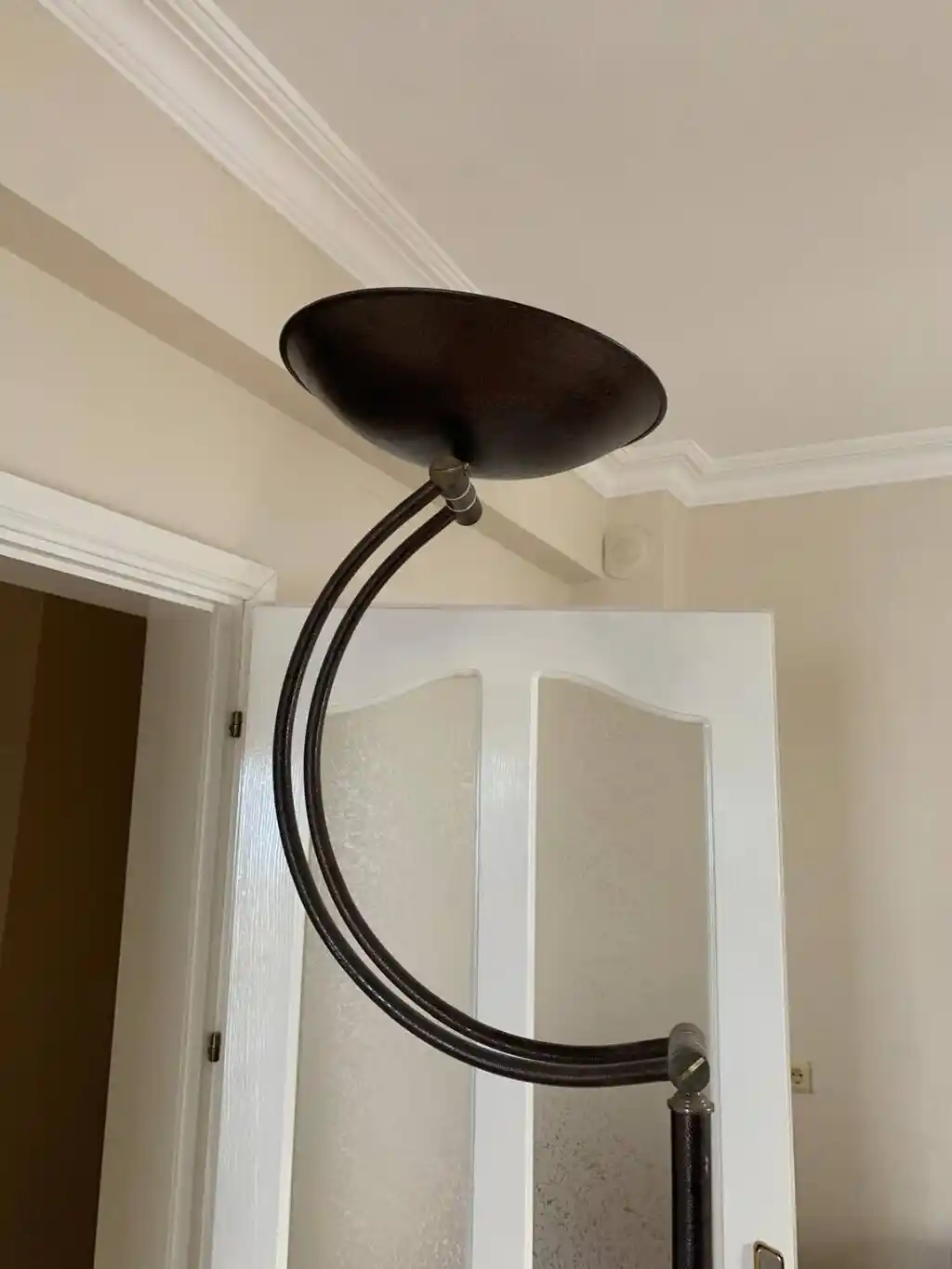 Ayaklı Halojen Lambalar ile Dekorasyonunuza Zarif ve Fonksiyonel Dokunuşlar Yapın