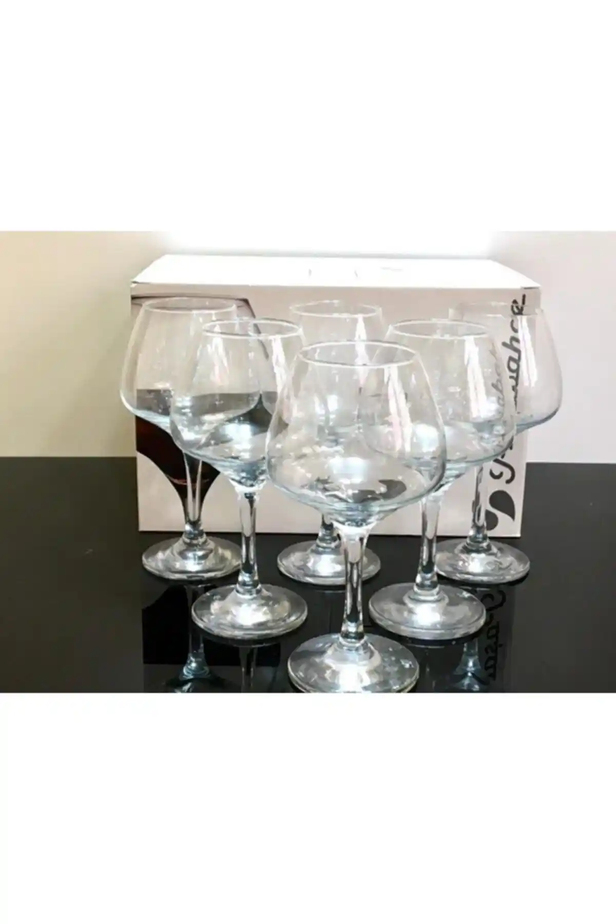 Ayaklı Kadeh Bardağı ile Dekorasyonunuza Zarif ve Şık Dokunuşlar Ekleyin