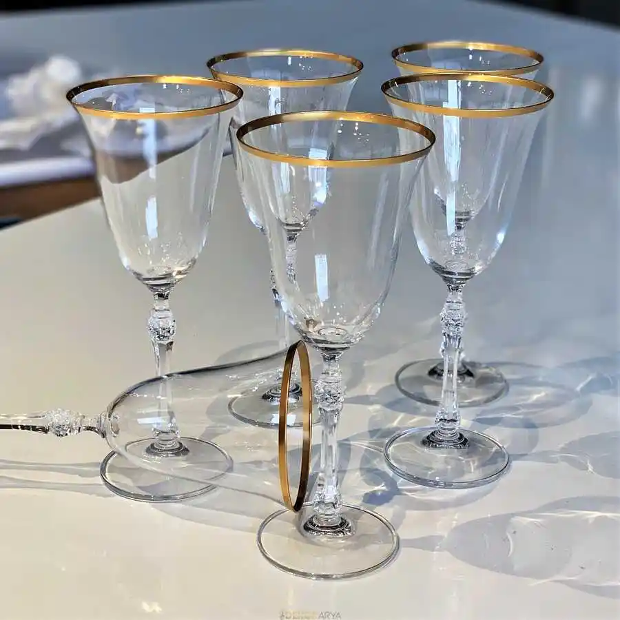 Ayaklı Kadeh Dekorasyonu ve Fonksiyonelliği: Şıklık ve Estetik İçin Rehber