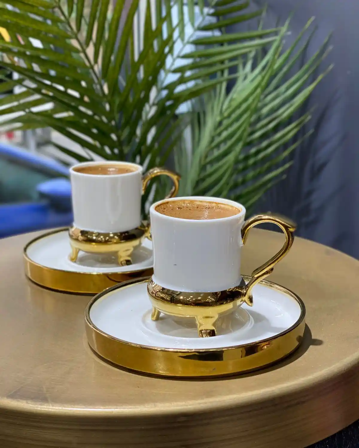 Ayaklı Kahve Fincanı Dekorasyonda Modern ve Şık Bir Dokunuş Sunar